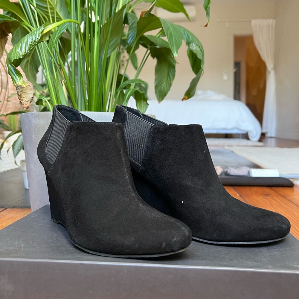 Size 9.5 but I’m usually a 10 and they fit perfectly. 3-3.5” heel. Barely worn.